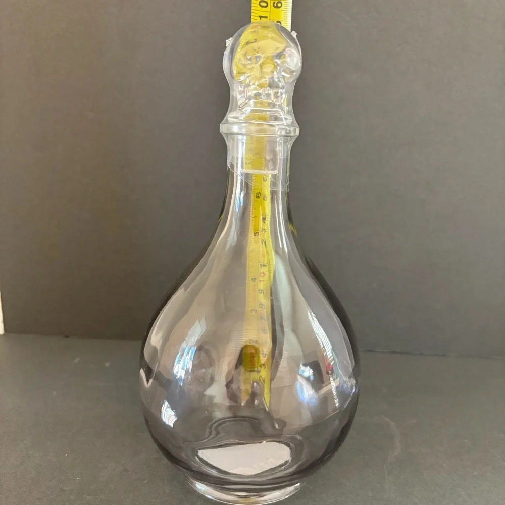 Skull Whiskey Decanter w/ A Skull Stopper &Smoked Grey Glass Bulbous 9.5” NEW